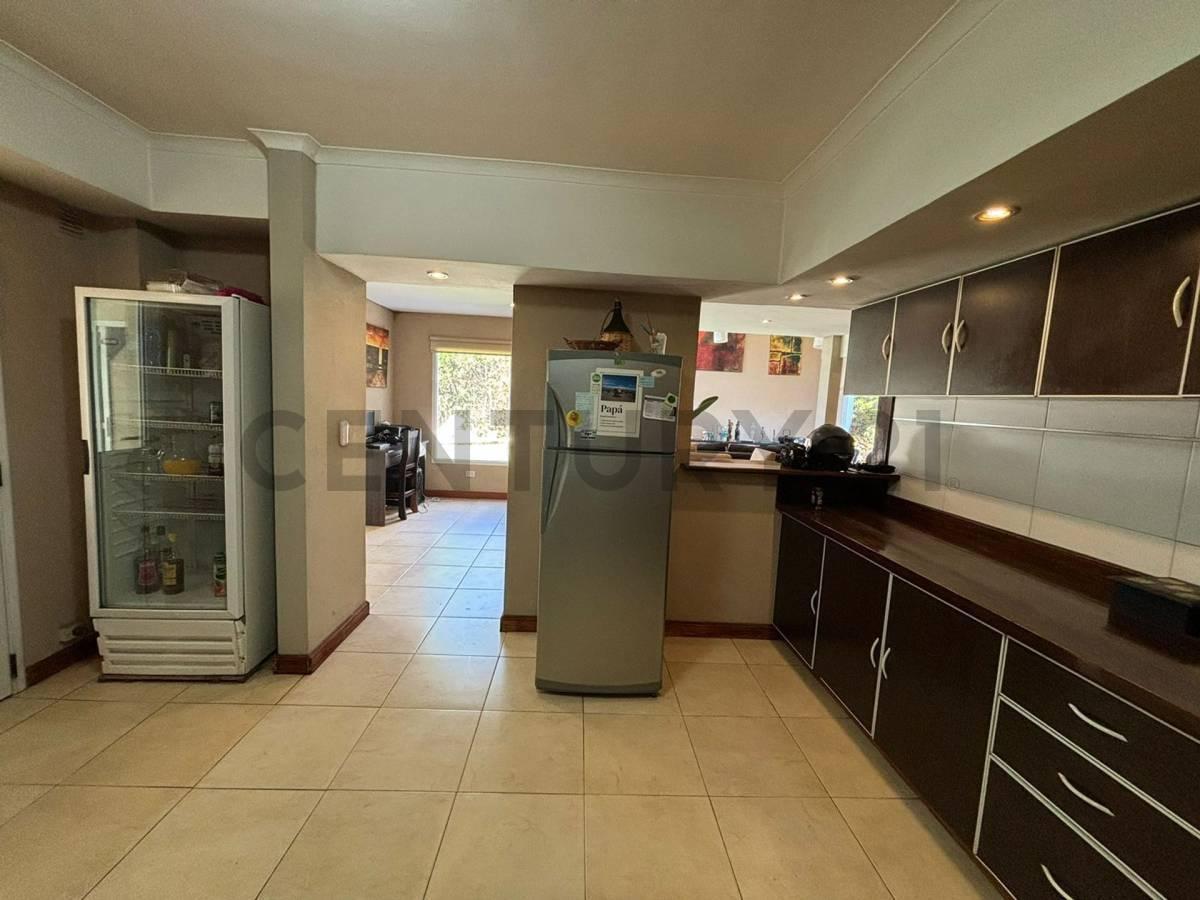 Foto de VENTA CASA SAN LUCAS 6 AMB CON PILETA APTA CREDITO, imagen 4