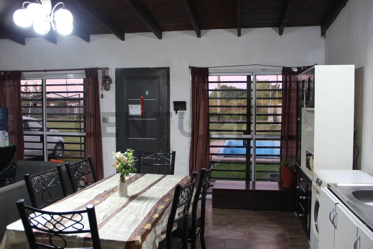 Foto de VENTA CASA 3 AMBIENTES CON PARQUE Y PILETA + CASA A TERMINAR EN JOSE C, imagen 2