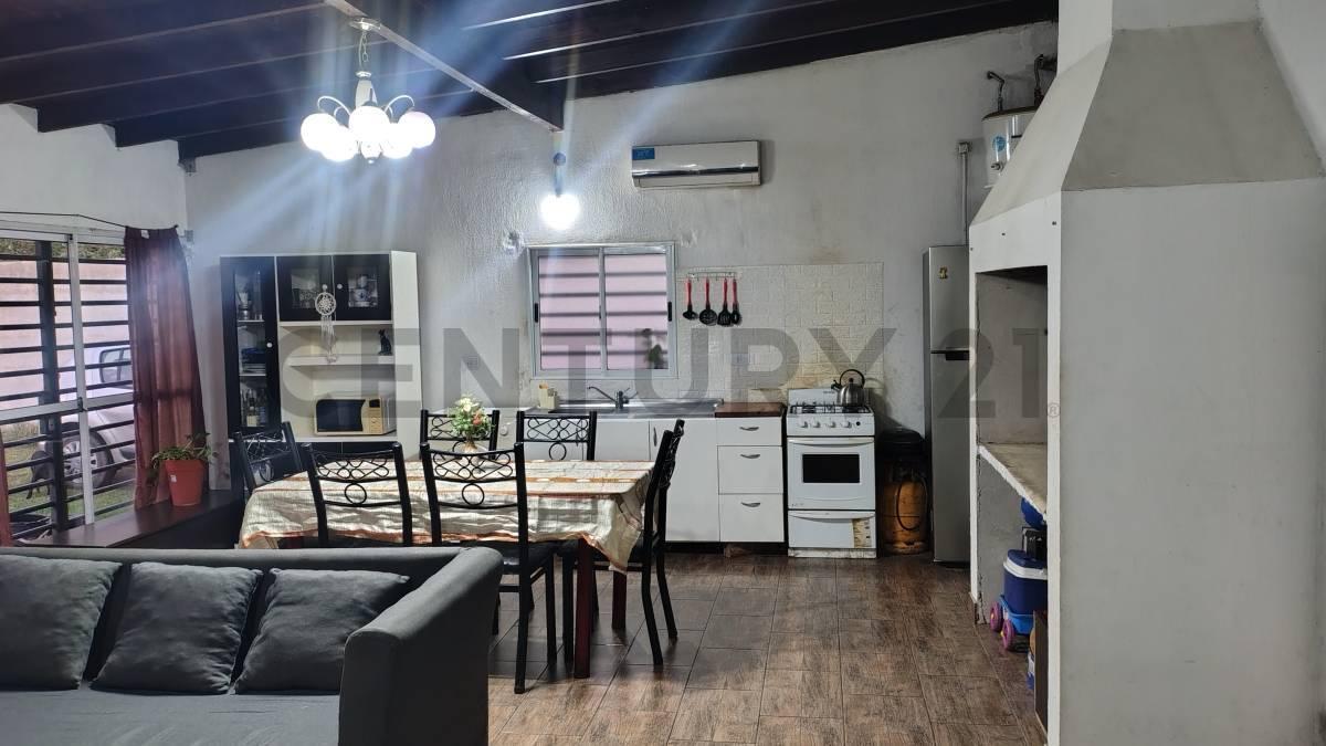 Foto de VENTA CASA 3 AMBIENTES CON PARQUE Y PILETA + CASA A TERMINAR EN JOSE C, imagen 1
