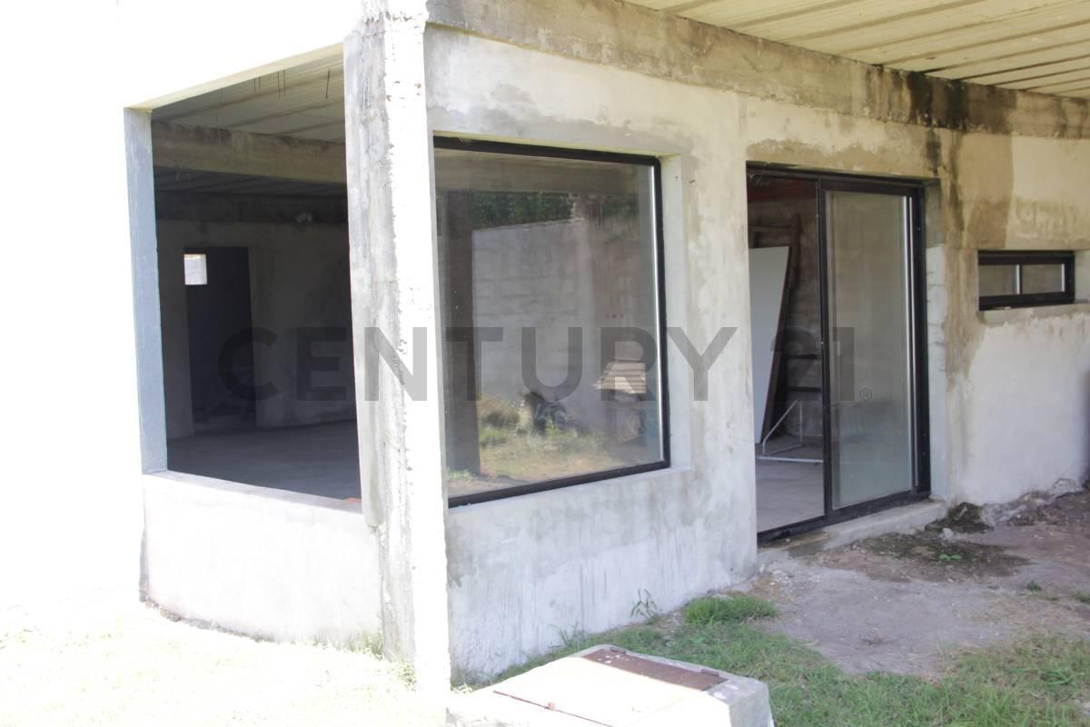 Foto de VENTA CASA 3 AMBIENTES CON PARQUE Y PILETA + CASA A TERMINAR EN JOSE C, imagen 4