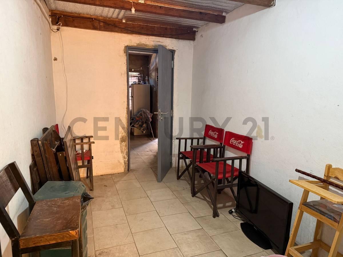 Foto de INVERSIÓN: 2 LOCALES COMERCIALES + CASA INDEPENDIENTE DE 3 DORMITORIOS, imagen 3