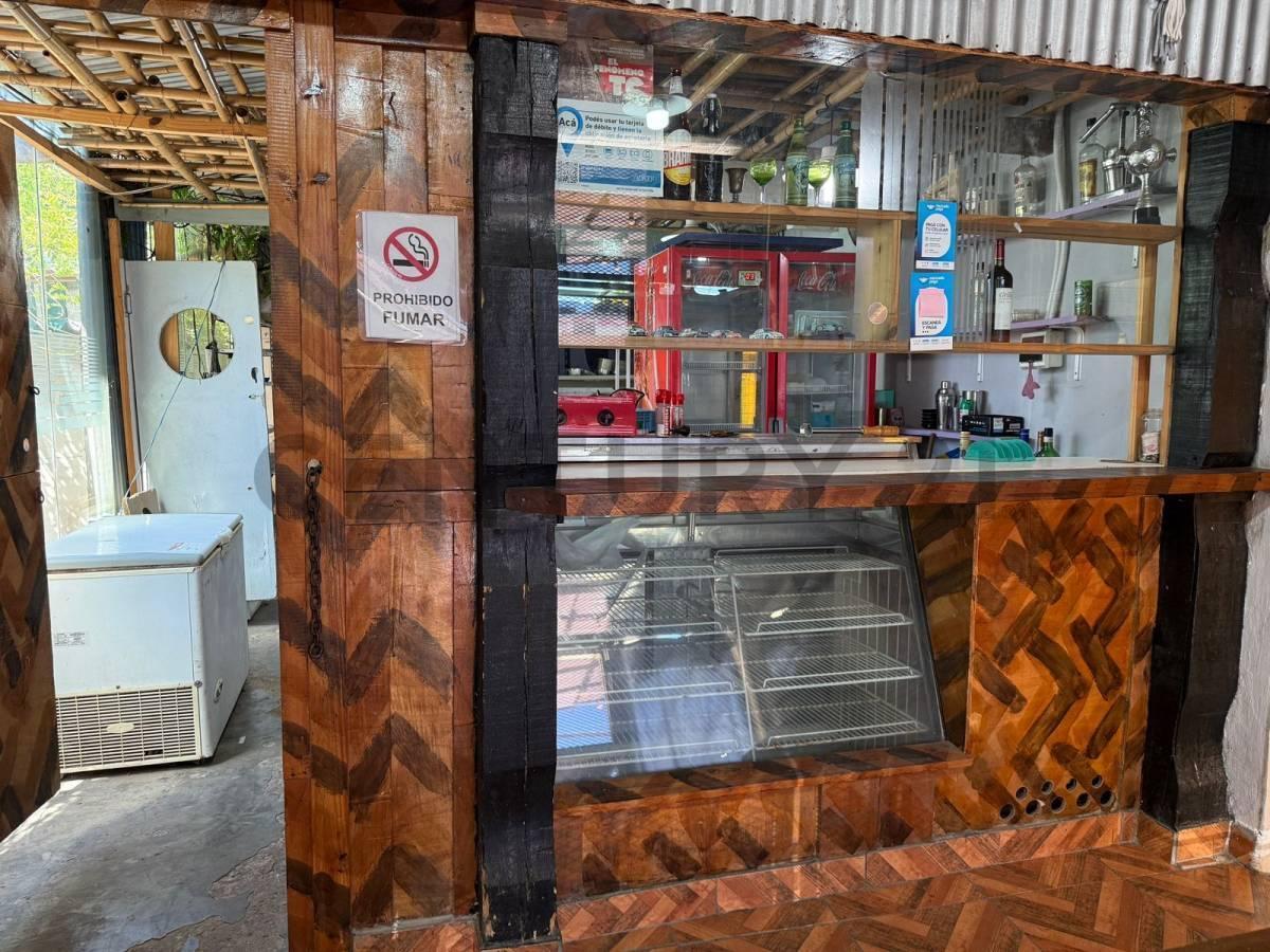 Foto de INVERSIÓN: 2 LOCALES COMERCIALES + CASA INDEPENDIENTE DE 3 DORMITORIOS, imagen 2