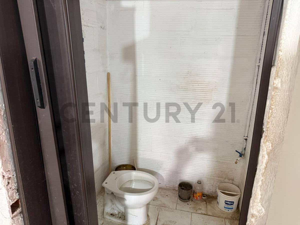 Foto de INVERSIÓN: 2 LOCALES COMERCIALES + CASA INDEPENDIENTE DE 3 DORMITORIOS, imagen 4