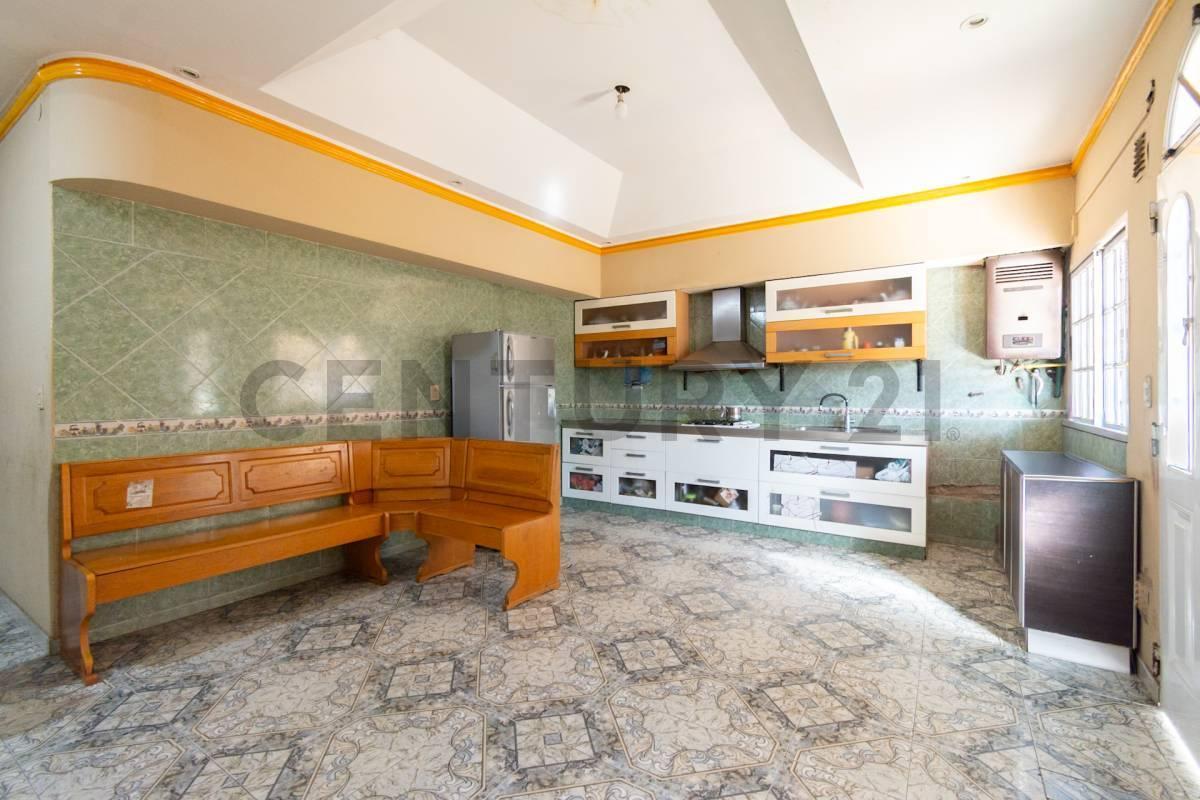 Foto de VENTA CASA 6 AMBIENTES MUY ESPACIOSA-PARQUE AVELLANEDA, imagen 1
