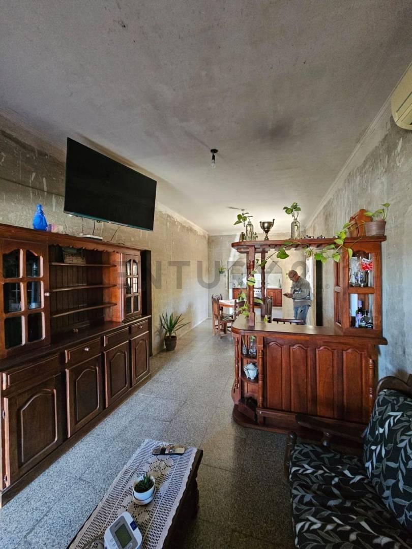 Foto de Venta Casa multifamiliar 2 pisos 6 amb F. Varela ( permuta por vehiculo), imagen 2