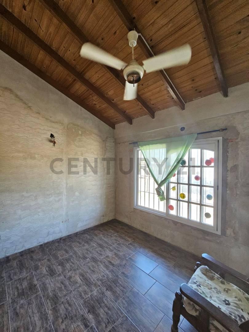 Foto de Venta Casa multifamiliar 2 pisos 6 amb F. Varela ( permuta por vehiculo), imagen 5