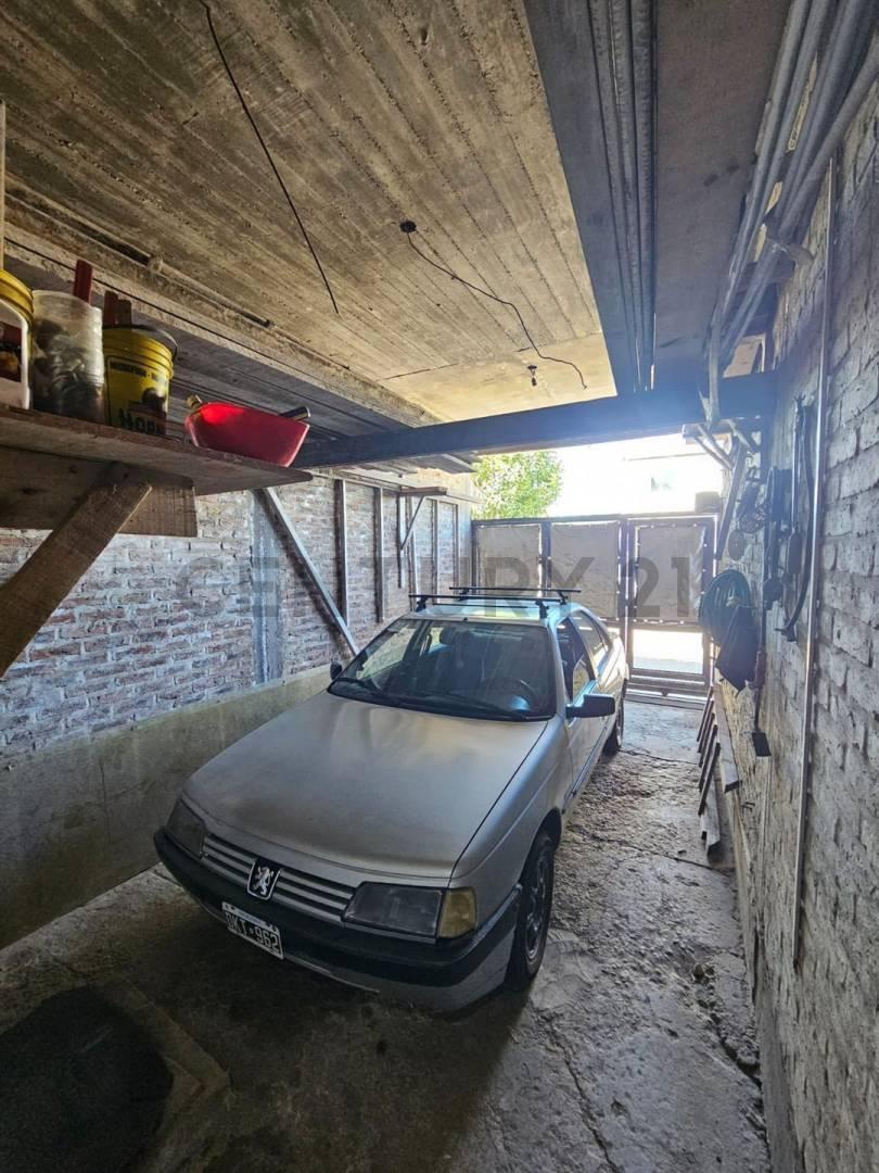 Foto de Venta Casa multifamiliar 2 pisos 6 amb F. Varela ( permuta por vehiculo), imagen 3