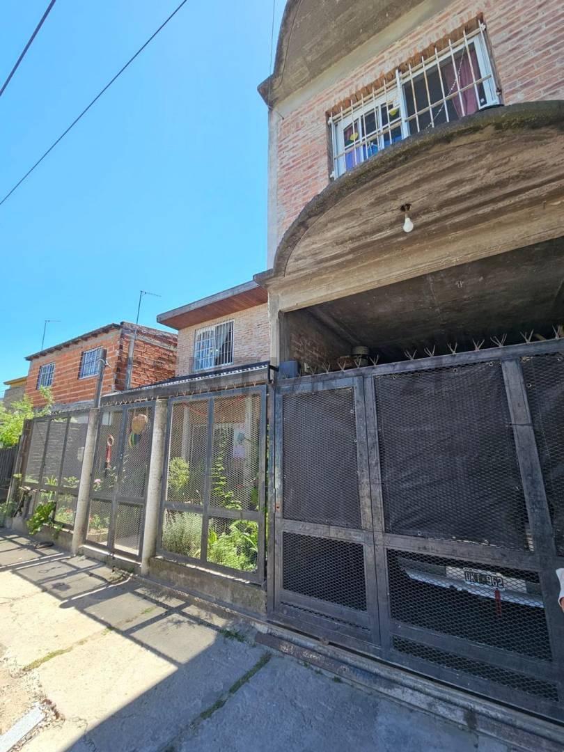 Foto de Venta Casa multifamiliar 2 pisos 6 amb F. Varela ( permuta por vehiculo), imagen 1