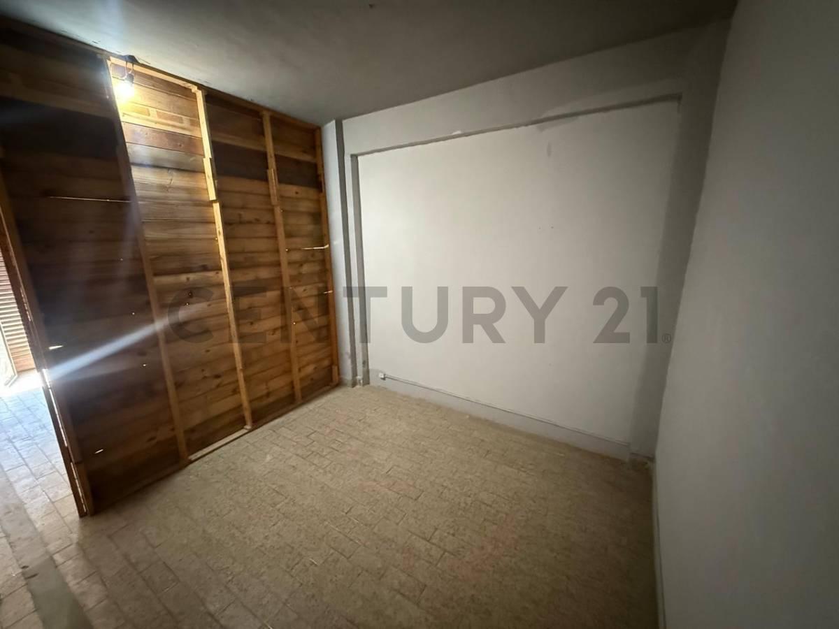 Foto de VENTA CASA 3 AMBIENTES CON LOTE PROPIO Y 2 LOCALES GARAGE JARDIN, imagen 2