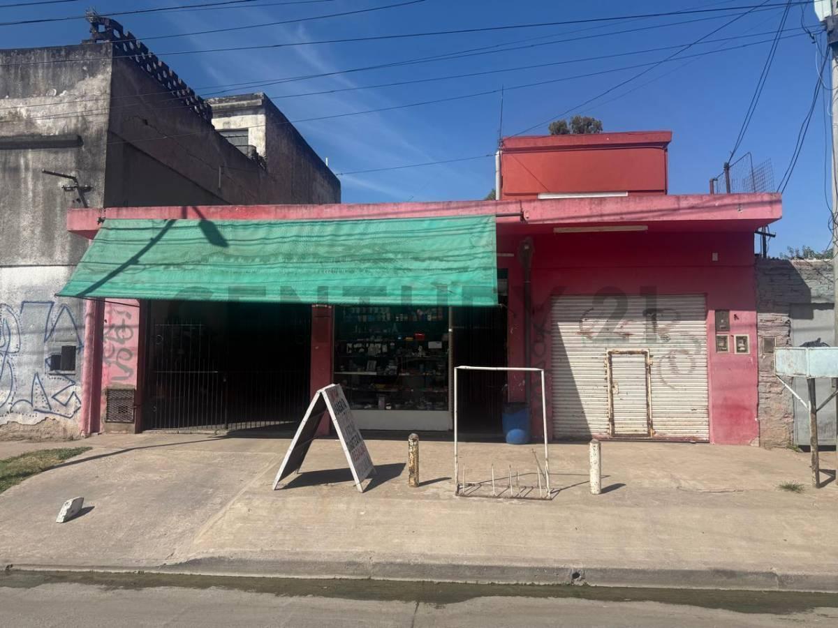 Foto de VENTA CASA 3 AMBIENTES CON LOTE PROPIO Y 2 LOCALES GARAGE JARDIN, imagen 1