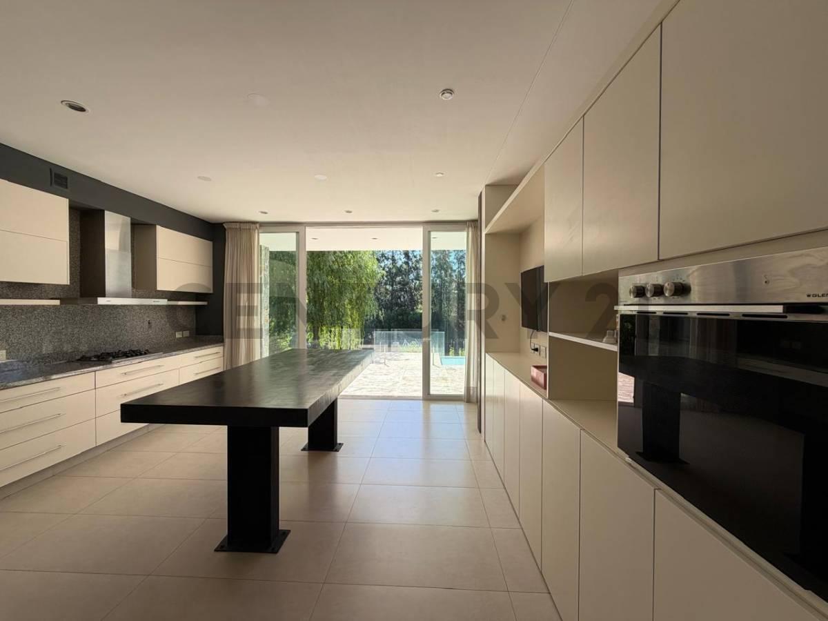 Foto de VENTA CASA 6 AMB EN BARRIO EL GOLF NORDELTA, imagen 3