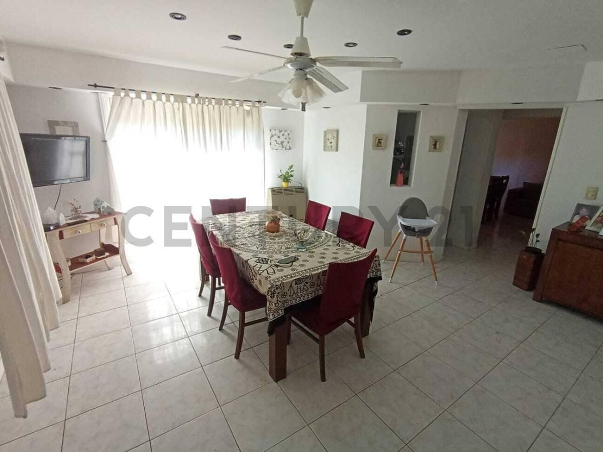 Foto de VENTA CASA 5 AMBIENTES CON PILETA, PARQUE Y GARAJE EN PILAR CENTRO, imagen 5