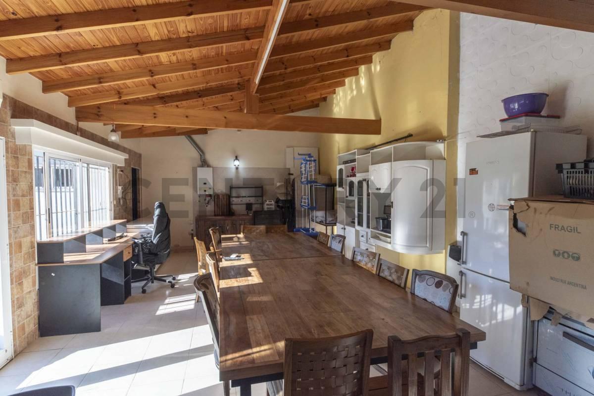 Foto de VENTA CASA 5 AMBIENTES CON QUINCHO PARQUE Y PILETA EN VILLA BALLESTER, imagen 2