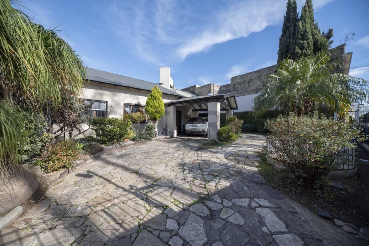Foto de VENTA CASA 5 AMBIENTES CON QUINCHO PARQUE Y PILETA EN VILLA BALLESTER, imagen 1