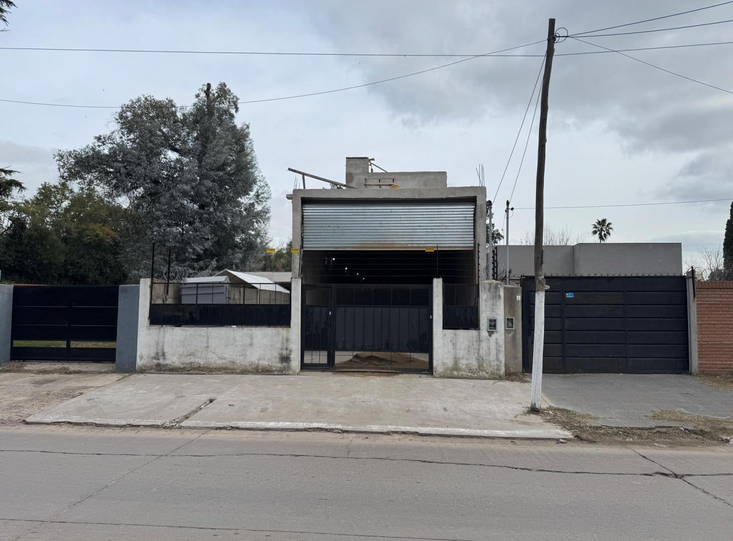 Foto de Depósito 190 m² con vivienda 3 amb sobre Av. Arregui, José C. Paz, imagen 1