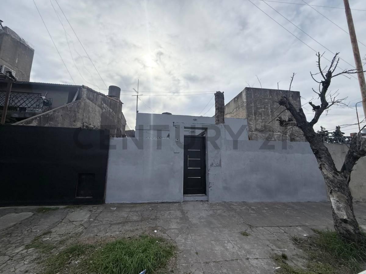 Foto de CASA 3 AMBIENTES CON GARAGE FONDO Y AMPLIA TERRAZA LA TABLADA, imagen 1