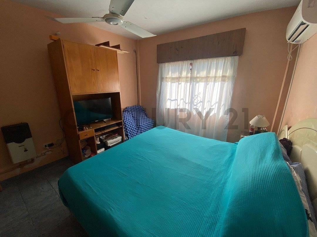 Foto de VENTA DE CASA 3 AMBIENTES CON JARDIN COCHERA PARRILLA Y LOTE PROPIO, imagen 2