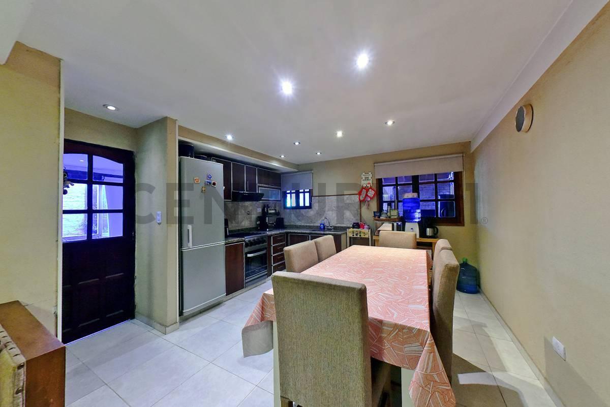 Foto de VENTA CASA 5 AMBIENTES CON PILETA, QUINCHO Y JARDÍN EN HURLINGHAM, imagen 4