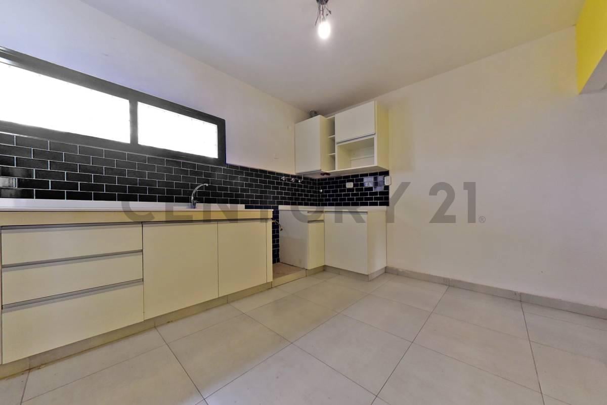 Foto de VENTA CASA 4 AMBIENTES CASTELAR APTA CREDITO, imagen 2