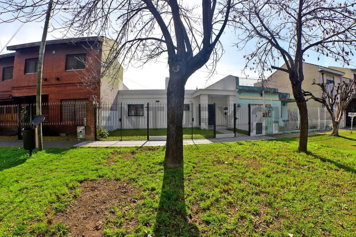 Foto de VENTA CASA 4 AMBIENTES CASTELAR APTA CREDITO, imagen 4