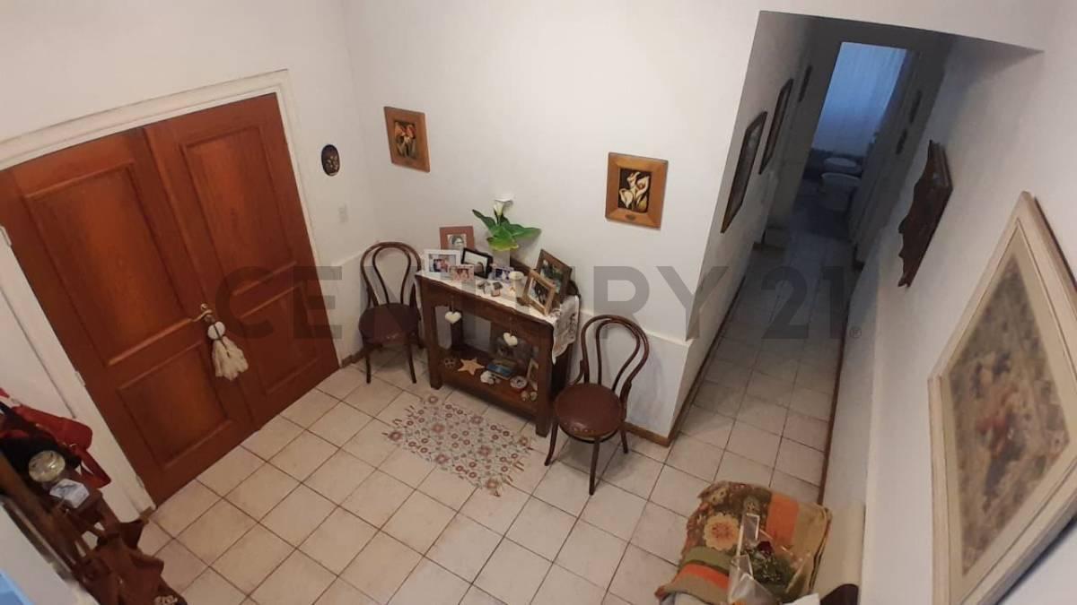 Foto de VENTA CASA 4 AMB Y DEPENDENCIA CON PILETA EN LA MASIA APTO CREDITO, imagen 2