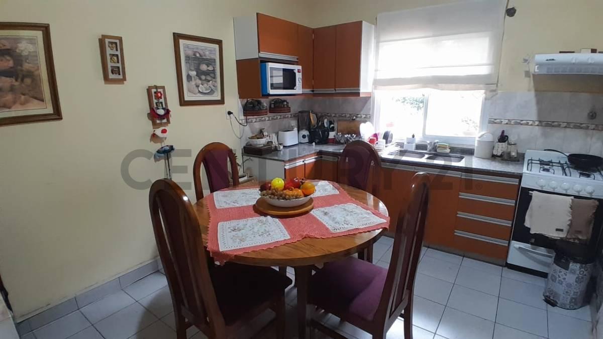 Foto de VENTA CASA 4 AMB Y DEPENDENCIA CON PILETA EN LA MASIA APTO CREDITO, imagen 3