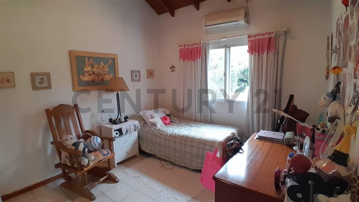 Foto de VENTA CASA 4 AMB Y DEPENDENCIA CON PILETA EN LA MASIA APTO CREDITO, imagen 4