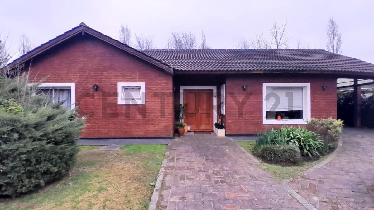 Foto de VENTA CASA 4 AMB Y DEPENDENCIA CON PILETA EN LA MASIA APTO CREDITO, imagen 1