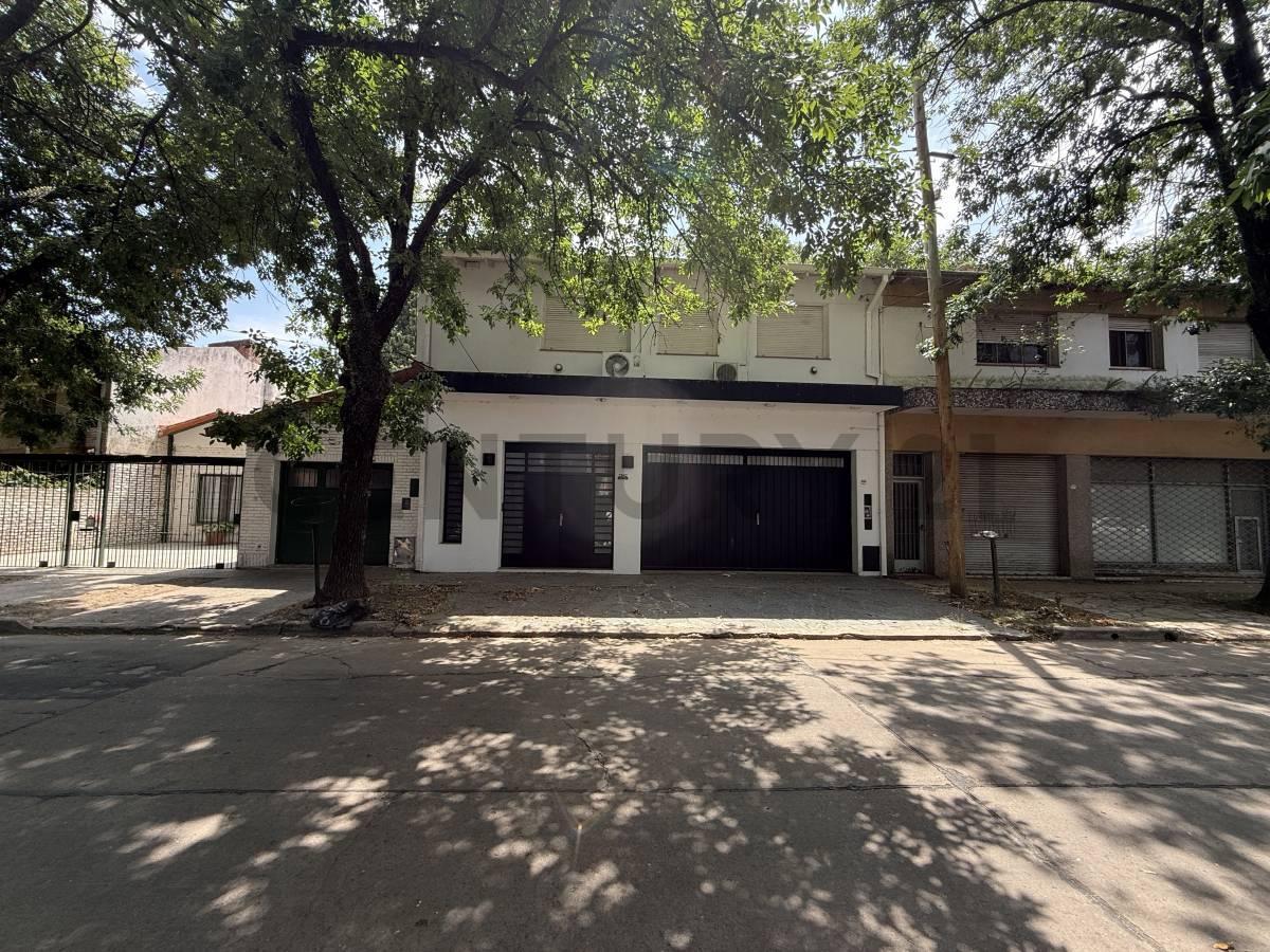 Foto de Casa 3 Dorm. con Pileta y Parque de 365 m² en Don Torcuato, imagen 1