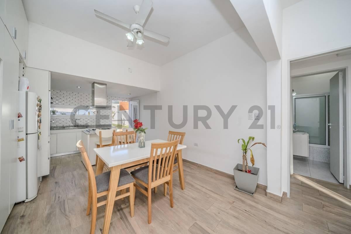 Foto de VENTA CASA 3 AMBIENTES CON PARQUE EXCELENTE ESTADO EN HAEDO MORON APTO, imagen 4