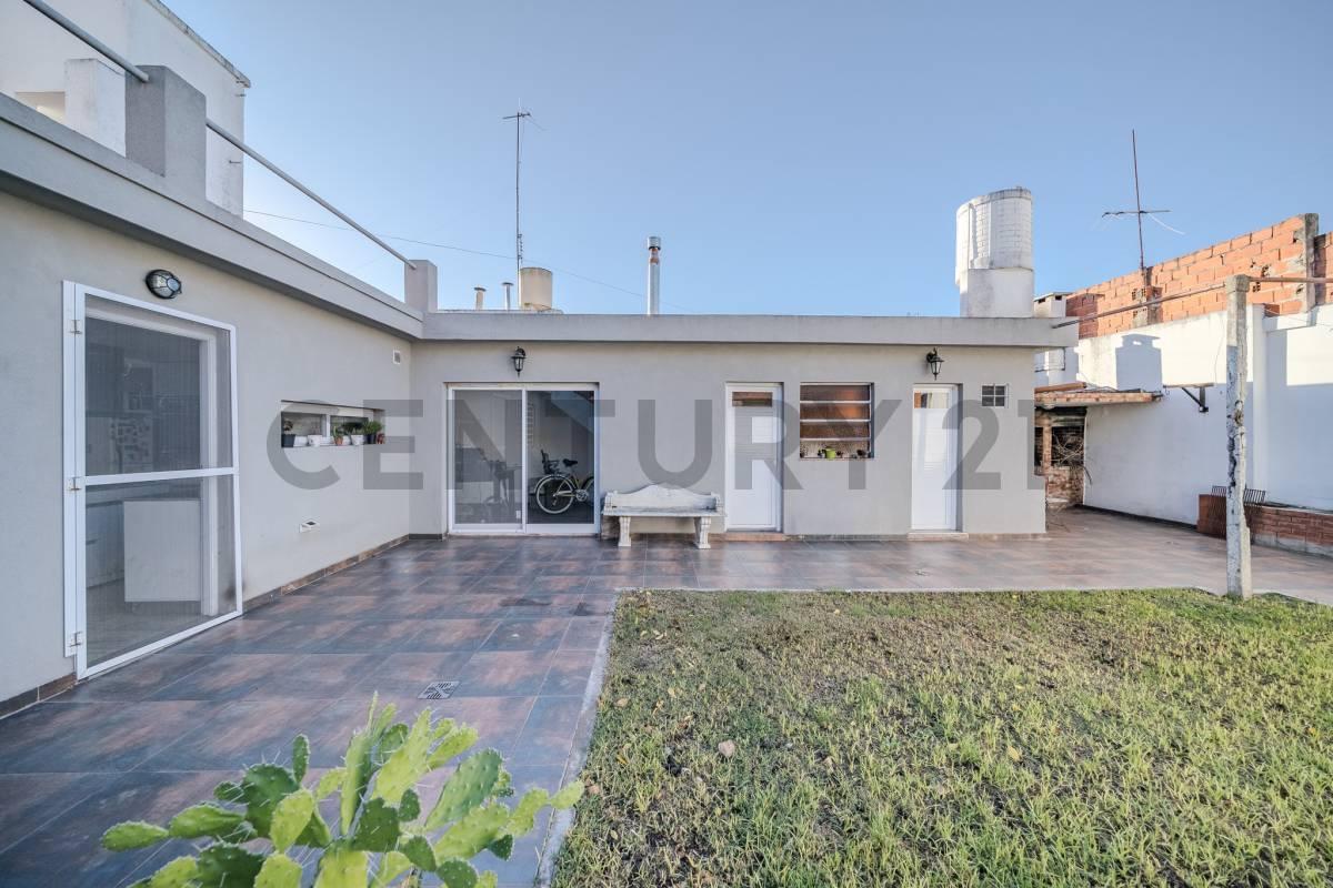 Foto de VENTA CASA 3 AMBIENTES CON PARQUE EXCELENTE ESTADO EN HAEDO MORON APTO, imagen 5