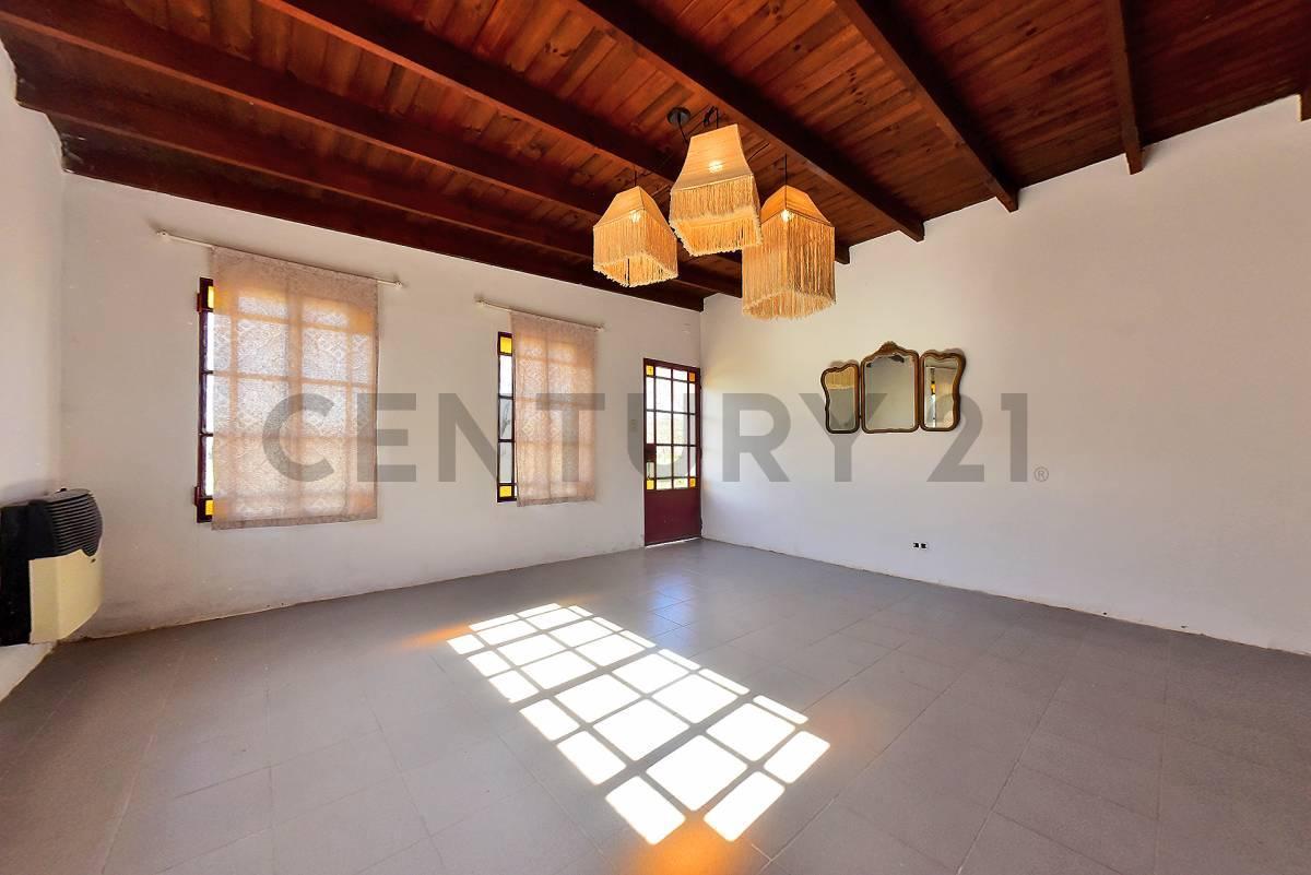 Foto de VENTA CASA 3 AMBIENTES JARDÍN Y LOCAL EN ARECO, imagen 2