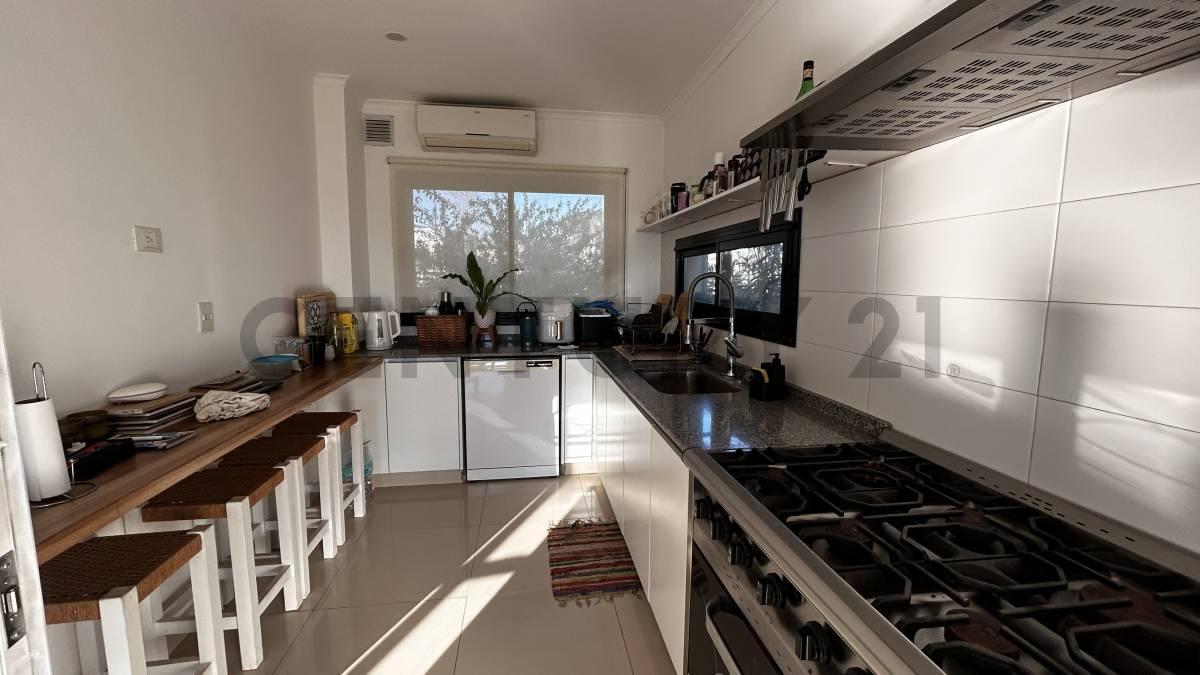 Foto de CASA EN VENTA 5 Ambientes con Pileta al Golf, imagen 1