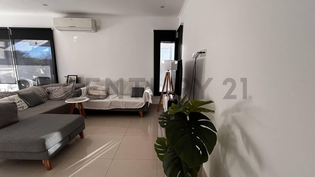Foto de CASA EN VENTA 5 Ambientes con Pileta al Golf, imagen 2