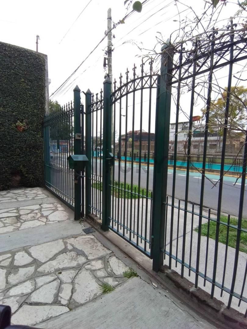 Foto de VENTA – CASA 4 AMBIENTES + ESCRITORIO, CON PARQUE, EXCELENTE UBICACIÓN, imagen 5
