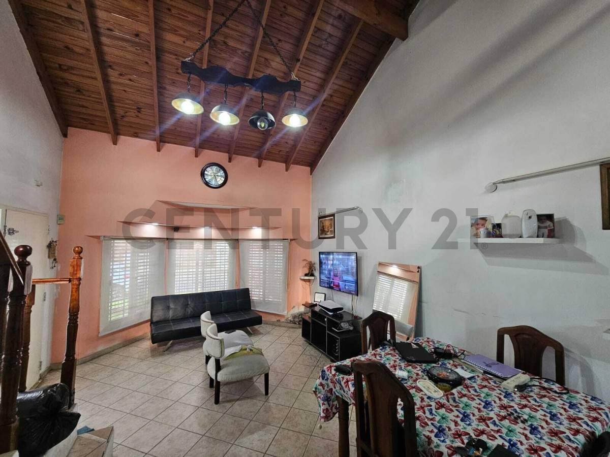 Foto de Casa de 5 ambientes en venta con pileta, quincho y amplio parque en, imagen 2