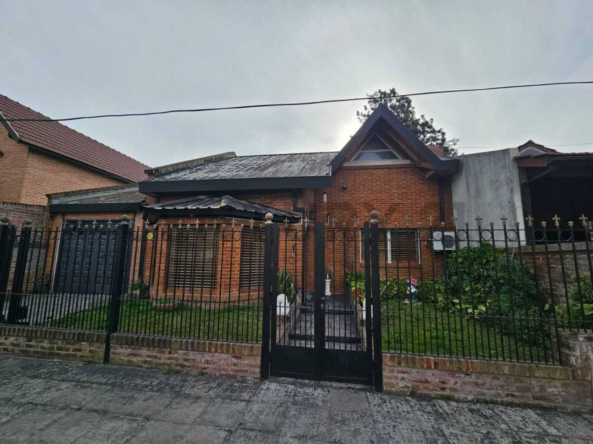 Foto de Casa de 5 ambientes en venta con pileta, quincho y amplio parque en, imagen 1