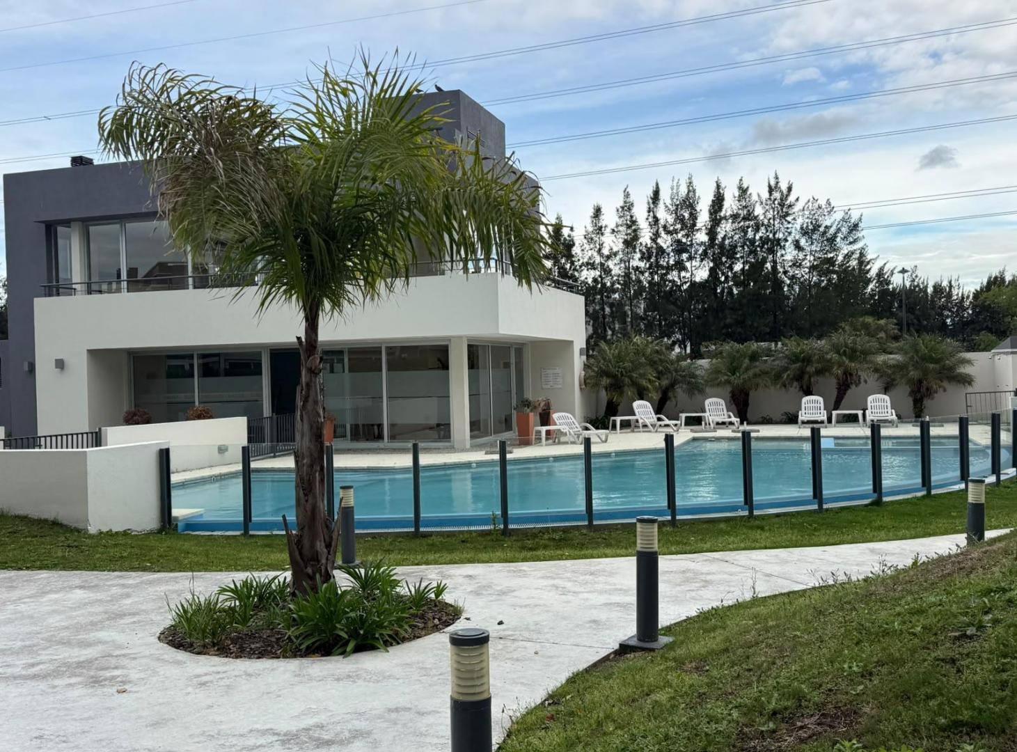 Foto de EN VENTA DEPTO 2 AMBIENTES CON BALCÓN, COCHERA Y PISCINA – NORTH CORAL, imagen 2