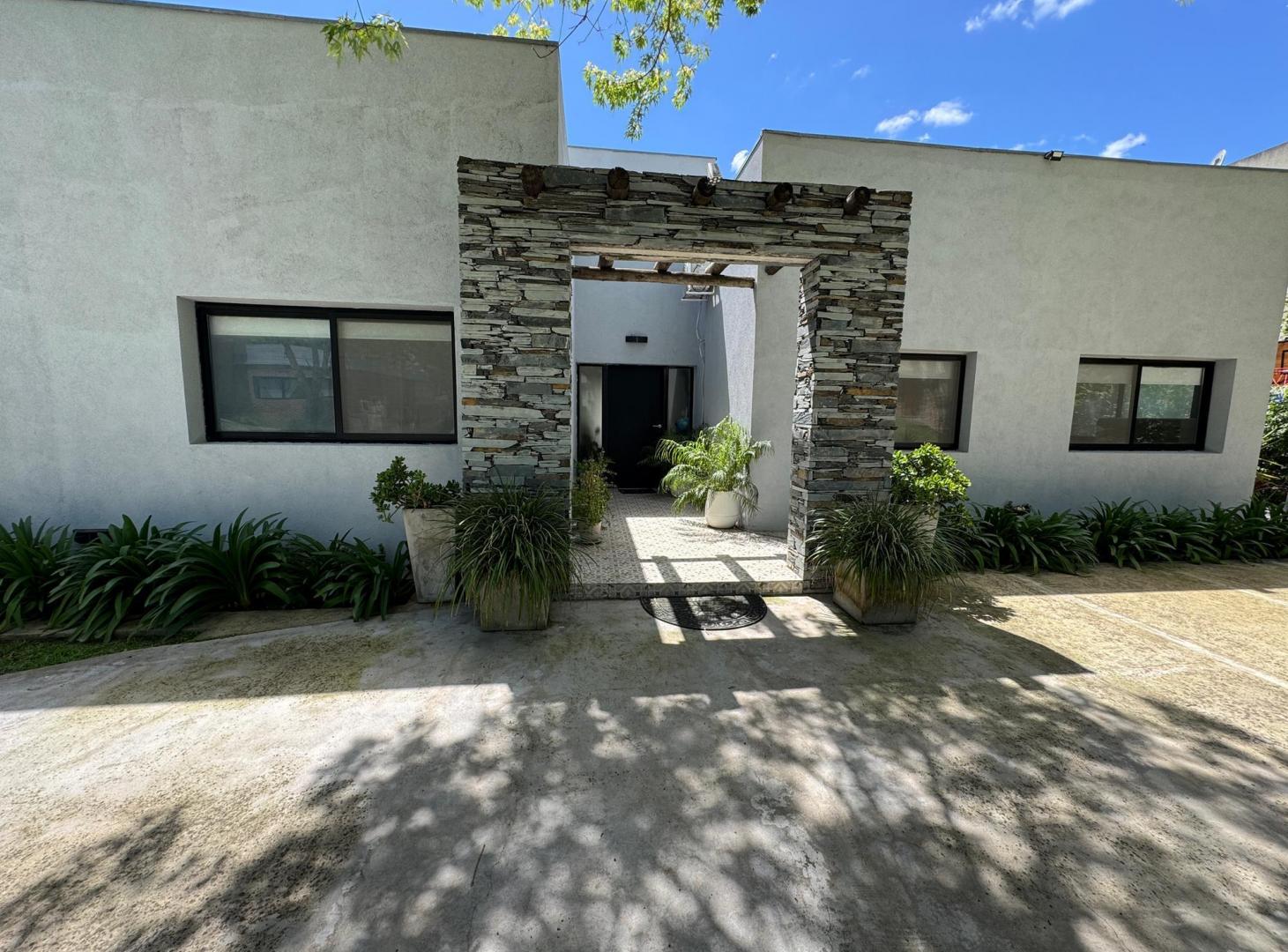 VENTA CASA 5 AMBIENTES, EL CAZAL ESCOBAR
