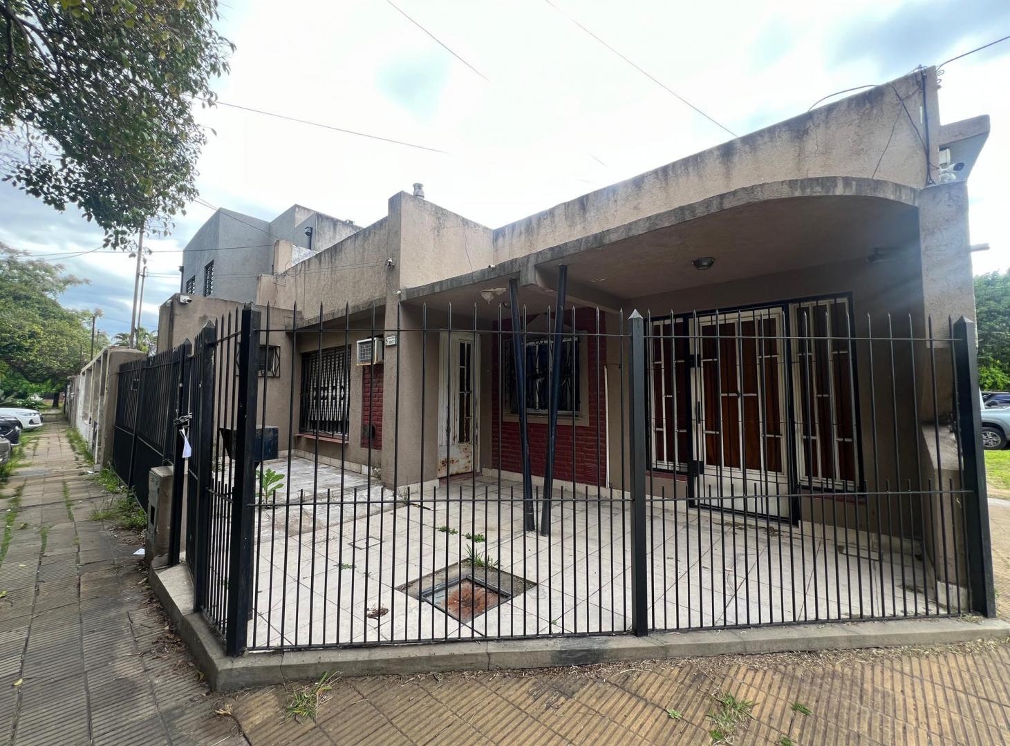 Foto de CASA EN VENTA 4 AMB CON PILETA ITUZAINGO NORTE, imagen 2