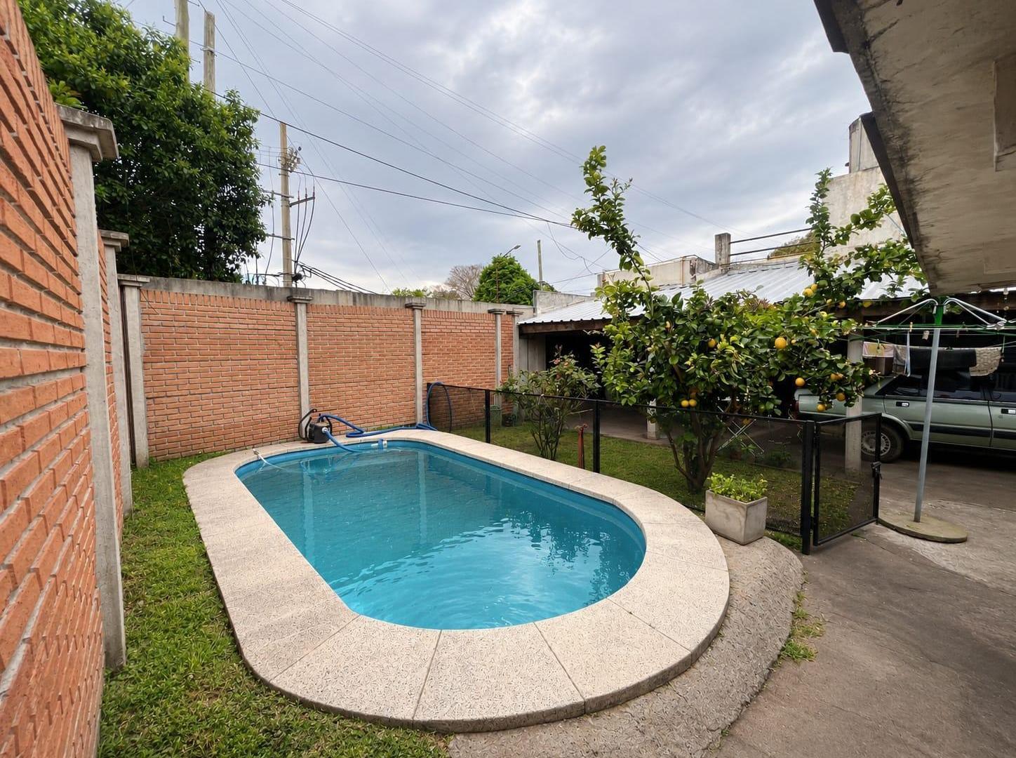 Foto de CASA EN VENTA 4 AMB CON PILETA ITUZAINGO NORTE, imagen 1