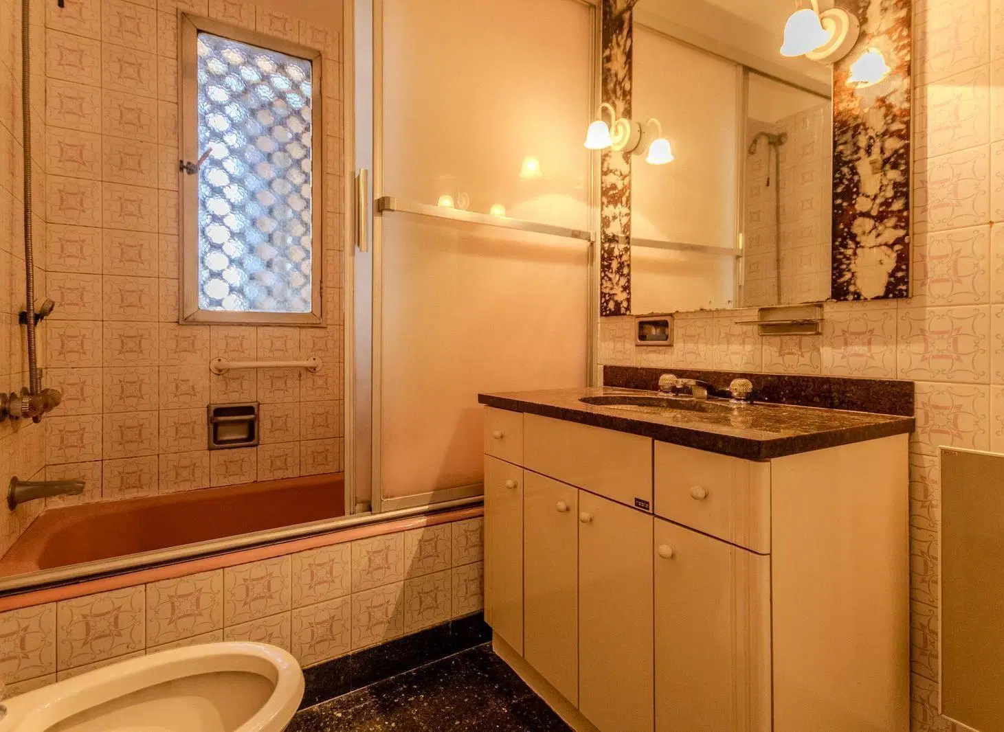 Hermoso Departamento con balcón corrido, cochera y 4 dormitorios en pleno Barrio de Flores 4