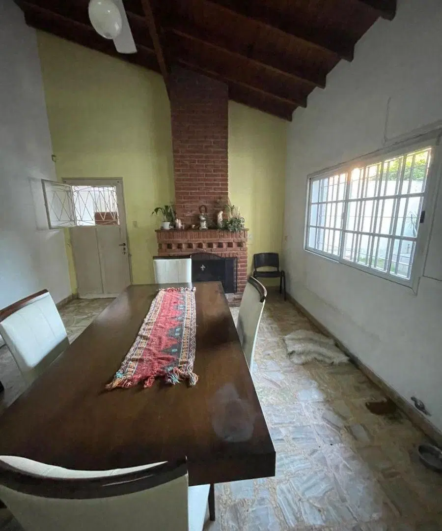 CHALET EN 2 PLANTAS SOBRE AMPLIO LOTE, 4 HABITACIONES, 2 BAÑOS, LA MEJOR ZONA DE CASTELAR 1