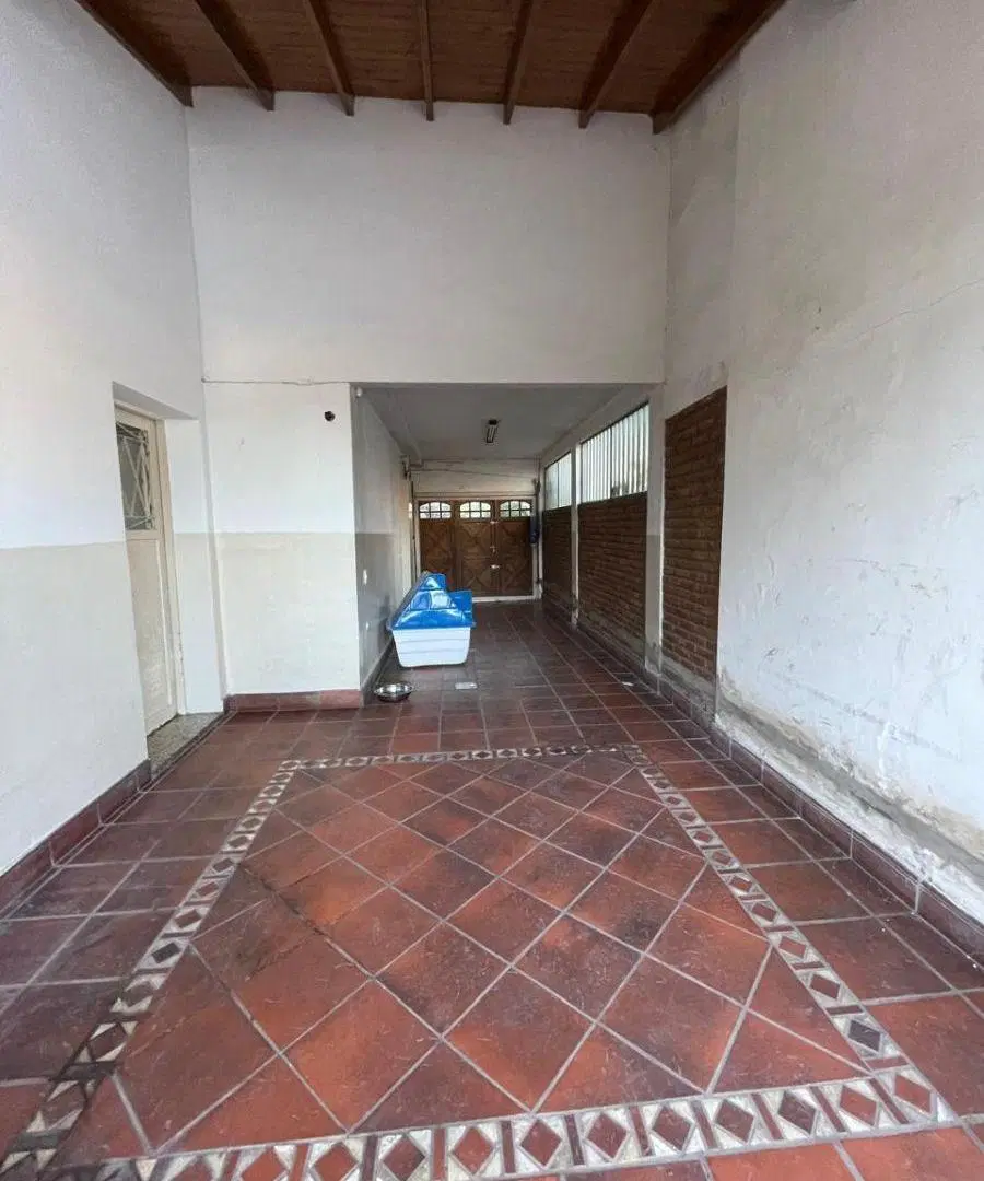 CHALET EN 2 PLANTAS SOBRE AMPLIO LOTE, 4 HABITACIONES, 2 BAÑOS, LA MEJOR ZONA DE CASTELAR 5