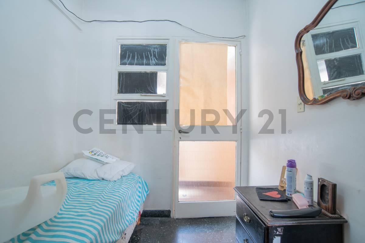 Foto de Departamento en venta 4 amb, dependencia, cochera, imagen 3