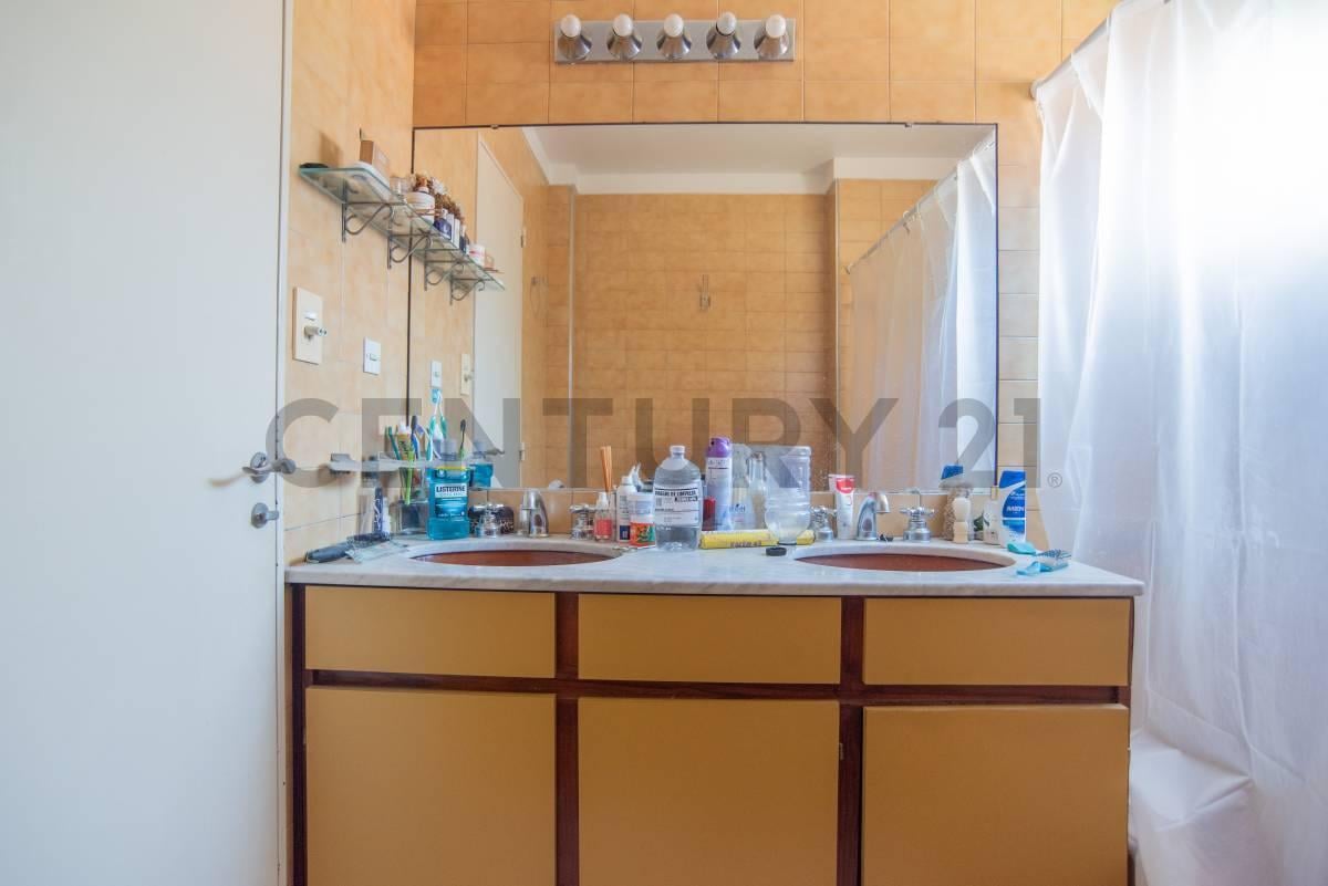 Foto de Departamento en venta 4 amb, dependencia, cochera, imagen 2