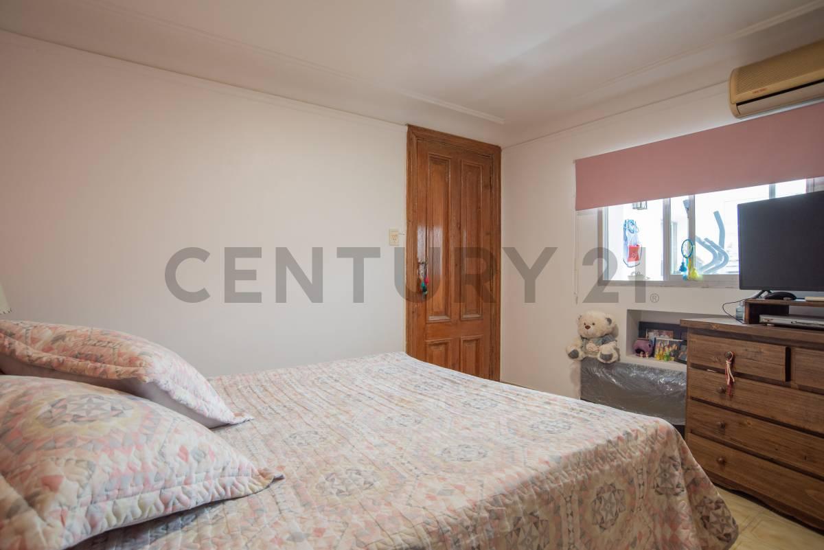 Foto de PH de tres ambientes más escritorio y patio en venta en Palermo., imagen 2