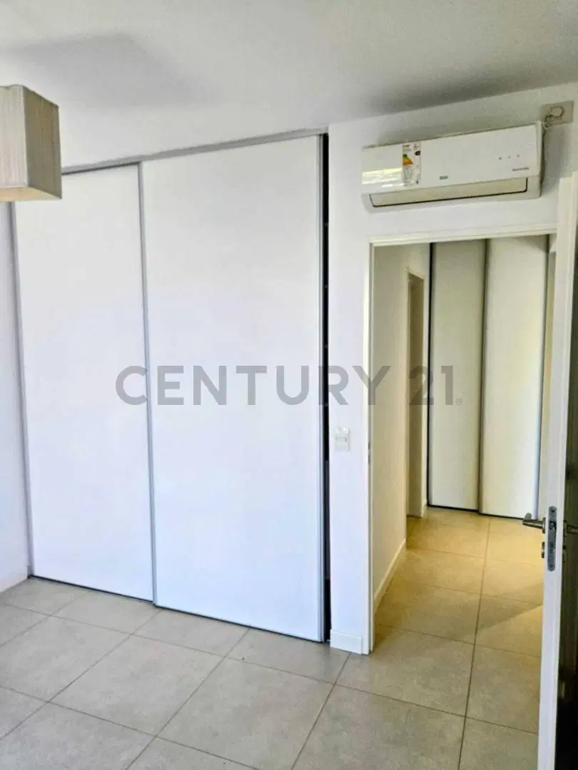 Encantador 2 ambientes con vista al lago, jardín de ensueño y parilla, Listo para disfrutar! 4