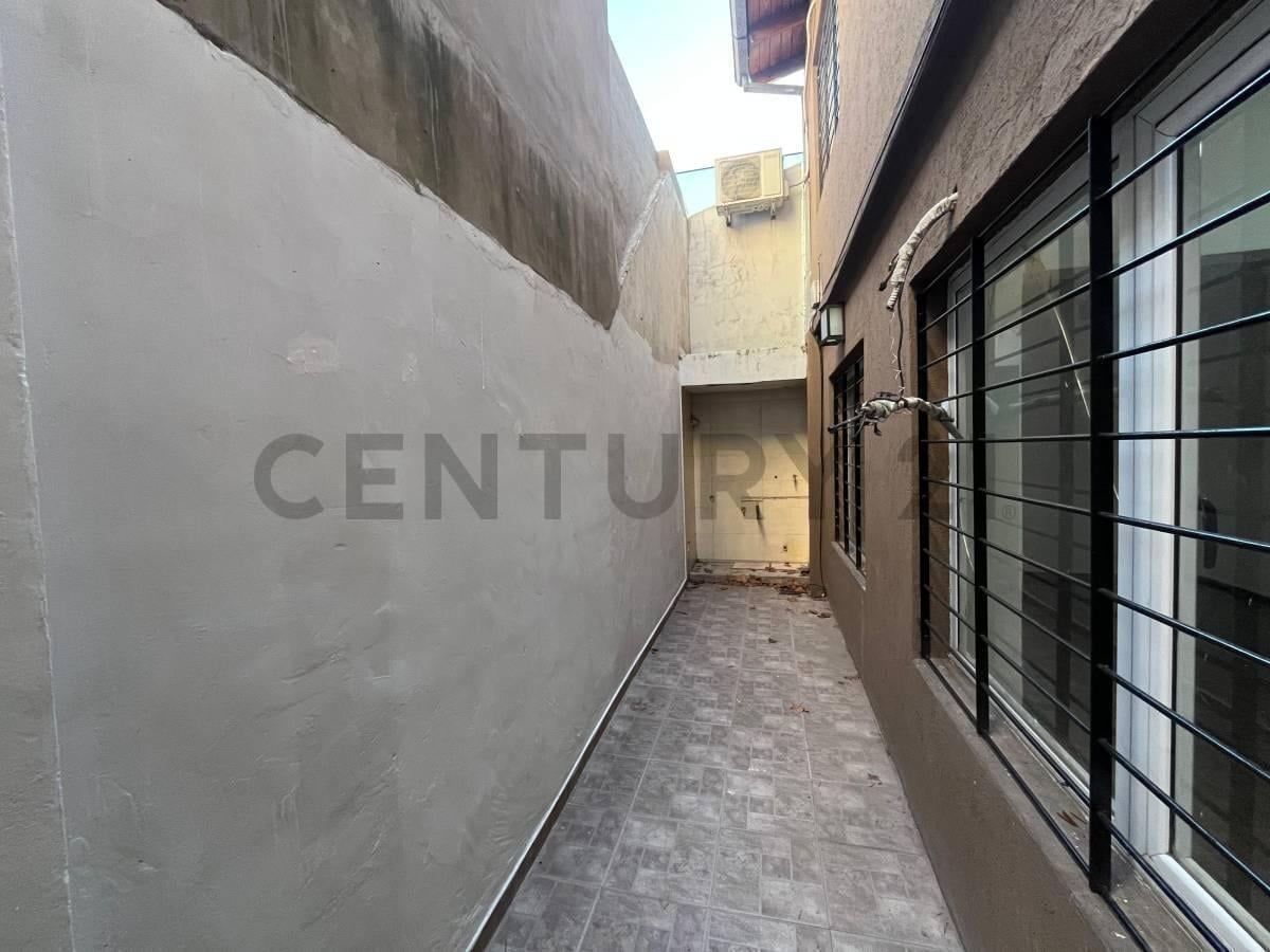 Excelente PH en Venta 4 Ambientes, Ubicado en Villa Real Tipo Casa, 2 Plantas. (Contra Frente)