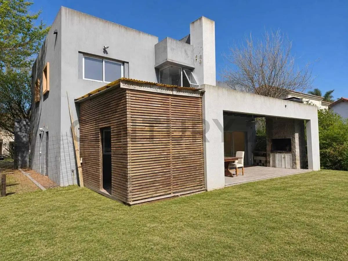 Gran Casa en Uno de los Mejores Sectores del Barrio  ¡Tu Próximo Proyecto! 4